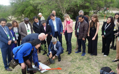 <p><strong>FIGHTING CLIMATE CHANGE</strong>. Quezon City Mayor Joy Belmonte participates in a tree planting event at the C40 Summit in Buenos Aires, Argentina. Belmonte is currently in Argentina to present the city's ideas and programs to combat climate change. <em>(Photo grabbed from QC government's Facebook page)</em></p>