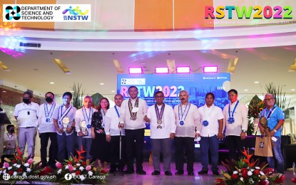 <p><strong>INNOVATIVE MSMEs.</strong> Department of Science and Technology Secretary Renato Solidum Jr. (5th from right) leads the awarding and recognition of five MSMEs during the opening of the weeklong Regional Science and Technology 2022 on Wednesday (Oct. 19, 2022) at the Robinsons Mall in Butuan City. The MSMEs are recognized for resilience, efficiency, and innovativeness amid challenges in running their respective businesses.<em> (Photo courtesy of DOST-13)</em></p>