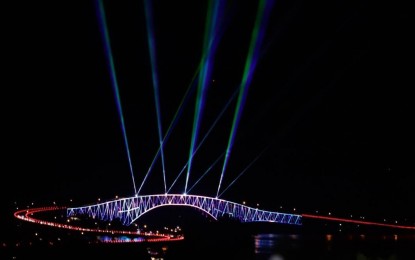 <p><strong>SHINING</strong>. The lighted San Juanico Bridge on Wednesday night (Oct. 19, 2022). The completed project signals the turn of Samar province to “shine” after their slow rise from the impacts of natural disasters, Governor Sharee Ann Tan said during the lighting ceremony. <em>(Photo courtesy of Department of Public Works and Highways)</em></p>
