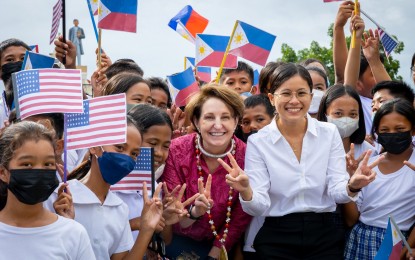 <p><strong>FRIENDLY VISIT</strong>. US Ambassador to the Philippines MaryKay Carlson and Balangiga, Eastern Samar Mayor Dana Flynch de Lira with school children during the former's visit in historic Balangiga town on Wednesday (Oct. 19, 2022). The US envoy said today’s Philippine-US alliance is stronger than ever in the past 70 years. <em>(US Embassy photo)</em></p>