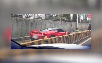<p>The red Ferrari that entered the EDSA Busway lane. <em>(Screenshot)</em></p>