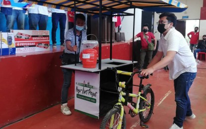 <p><strong>LIVELIHOOD KITS.</strong> The Department of Labor and Employment-Zamboanga Peninsula distributes Friday (Oct. 21, 2022) some PHP17.7 million worth of livelihood starters kits providing alternative sources of income to 593 public transport workers. Among the livelihood starter kits are  “negocio” karts with complete cooking accessories.<em> (Photo by Teofilo P. Garcia Jr.)</em></p>