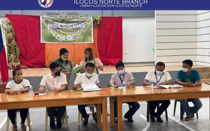 <p><strong>XMAS GIFT</strong>. Officials of the Santa local government in Ilocos Sur and the National Food Authority sign a memorandum of agreement to boost the income of local farmers in this undated photo. On top of the government procurement price of palay which is currently fixed at PHP19 per kilo, the local government unit will add a premium of PHP3 per kilo. <em>(NFA Ilocos Sur)</em></p>