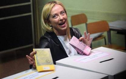 <p><strong>ITALY’S 1ST WOMAN PM</strong>. Giorgia Meloni, leader of the Brothers of Italy party, shows her ballots at a polling station in Rome, Italy on Sept. 25, 2022. Meloni officially became Italy's first woman prime minister on Friday (Oct. 21, 2022). <em>(Xinhua/Jin Mamengni)</em></p>