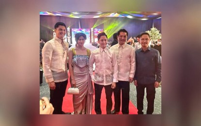 <p><strong>MASSKARADE BALL</strong>. Presidential son, Ilocos Norte 1st District Rep. Ferdinand Alexander “Sandro” Marcos (center), with Bacolod City Mayor Alfredo Abelardo Benitez (2nd from right), Negros Occidental 3rd District Rep. Jose Francisco Benitez (right), Victorias City Mayor Javier Miguel Benitez (left) and his girlfriend, actress Sue Ramirez, at the Masskarade Ball: A Charity Dinner held in the SMX Convention Center Bacolod on Friday night (Oct. 21, 2022). The event, which benefited the H.O.P.E. Volunteers Foundation Inc.’s Operation Smile, was also graced by First Lady Liza Araneta-Marcos. <em>(Photo courtesy of Albee Benitez's Facebook page)</em></p>