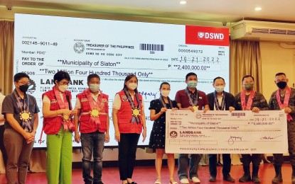 <p><strong>GOVERNMENT AID.</strong> Department of Social Welfare and Development Undersecretary Alan Tanjusay (3rd from left) leads the distribution of livelihood assistance to recipients in former conflict-affected areas in Dumaguete City, Negros Oriental on Friday (Oct. 21, 2022). A total of PHP16.5 million in aid was distributed among 1,141 beneficiaries. <em>(PNA photo by Judy Flores Partlow)</em></p>