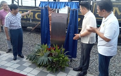 <p><strong>NEW TOWNSHIP.</strong> President Ferdinand R. Marcos leads the unveiling of the marker of The Upper East, a 34-hectare township development project of Megaworld in Bacolod City, on Sunday (Oct. 23, 2022) afternoon. The President was joined by Alliance Global Group chief executive officer Kevin Andrew Tan, Mayor Alfredo Abelardo Benitez, Interior Secretary Benhur Abalos, and Special Assistant to the President Anton Lagdameo.<em> (PNA photo by Nanette Guadalquiver)</em></p>