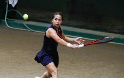 <p><strong>FOCUSED</strong>: Top seed Marian Capadocia returns a backhand in the first round of the women's singles event at the 39th Philippine Columbian Association Open Tennis Championships on Monday (Oct. 24, 2022). She outclassed Chloe Mercado, 6-1, 6-0. <em>(PNA photo by Avito Dalan)</em></p>