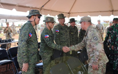 <p><strong>MULTILATERAL EXERCISE.</strong> A United States Army Pacific official greets members of the Philippine Army delegation after the opening ceremony of the Joint Pacific Multinational Readiness Center (JPMRC) Rotation 23-01 at the Schofield Barracks in Oahu, Hawaii on Oct. 20, 2022. Aside from the Philippines, soldiers from Thailand and Indonesia as well as observers from seven other nations will also join the exercise.<em> (Photo courtesy of Philippine Army)</em></p>