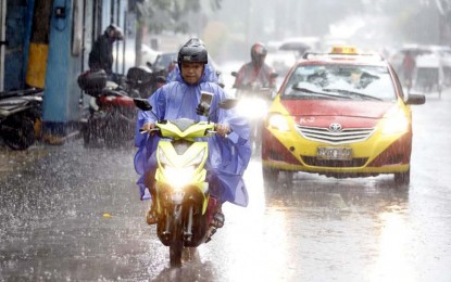<p>Motorists brave through strong rain showers. <em>(PNA photo by Alfred Frias)</em></p>