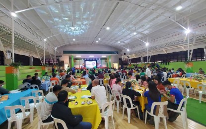 <p><strong>INVESTMENT</strong> <strong>CONFERENCE</strong>. More than 100 business leaders, investors, entrepreneurs, coconut farmers and cooperatives attend the Davao de Oro Investment Conference (DDOiCON) 2022 on Tuesday (Oct. 25. 2022) at the Montevista Sports Complex in Montevista, Davao de Oro. The two-day forum will tackle investment areas in the coconut industry, poultry raising and logistics sector. <em>(PNA photo by Che Palicte)</em></p>