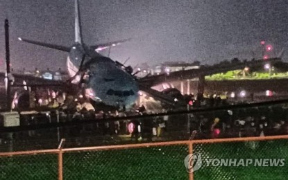 <p>This captured Twitter image shows Korean Air's flight KE631 that overran the Mactan-Cebu International Airport runway in the Philippines on Oct. 23, 2022, with no casualties reported. The A330-300 plane attempted to land twice in poor weather and on the third attempt overran the runway at 11:07 p.m., according to the airline. <em>(Yonhap)</em></p>