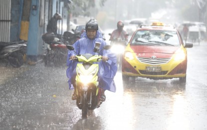 <p>A motorcylce rider braves the heavy rain. <em>(File photo</em>) </p>