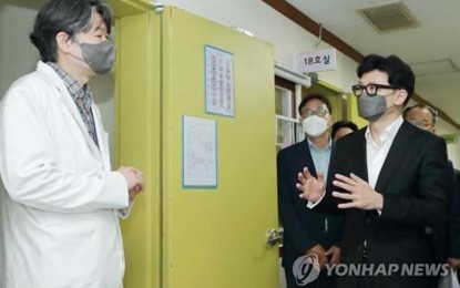 <p>Justice Minister Han Dong-hoon (R) visits a juvenile correctional facility in Anyang, south of Seoul, on June 22, 2022, in this file photo provided by his ministry. (PHOTO NOT FOR SALE) <em>(Yonhap)</em></p>