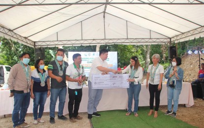 <p class="p1"><span class="s1"><strong>SWINE PRODUCTION.</strong> Island Garden City of Samal Mayor Al David Uy (5th from left) receives the PHP10 million check from the Department of Agriculture 11 (Davao region) - National Livestock Program and the Agricultural Training Institute 11 on Tuesday (Oct. 25, 2022) as support for their swine production. The multi-million projects are composed of housing facilities, breeder animals, equipment, and initial inputs for the establishment of a 30 sow-level swine multiplier and techno demo farm project. <em>(Photo courtesy of ATI-11)</em></span></p>