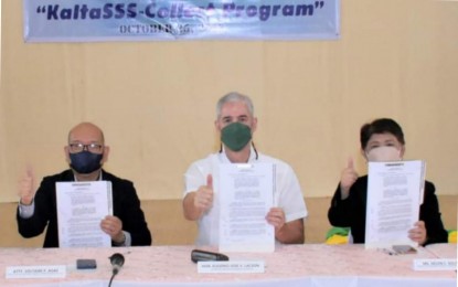 <p><strong>PARTNERSHIP</strong>. Negros Occidental Governor Eugenio Jose Lacson (center), Social Security System officials Voltaire Agas (left), executive vice president for Branch Operations Sector, and Helen Solito, senior vice president for Visayas Operations Group, show the signed memorandum of agreement for the coverage of the Capitol’s contract of service and job order personnel under the KaltaSSS-Collect Program. The signing event was held at the Provincial Capitol Social Hall in Bacolod City on Tuesday afternoon (Oct. 25, 2022). <em>(Photo courtesy of PIO Negros Occidental)</em></p>