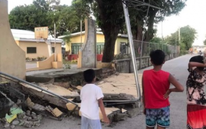 <p><strong>STRONG QUAKE.</strong> A school fence in Laoag City collapsed after a magnitude 6.4 earthquake jolted Abra Tuesday night (Oct. 25, 2022). An intensity V was felt in the area in Laoag while some parts of Ilocos Norte still have no power supply. <em>(PNA photo by Leilanie Adriano)</em></p>
