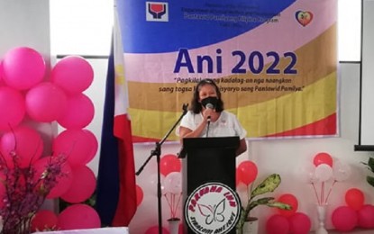 <p><strong>SUCCESSFUL EXIT FROM 4PS</strong>. Georgia Fadol gives her testimony on how the Pantawid Pamilyang Pilipino Program (4Ps) has helped send her three children to school during a graduation ceremony on Thursday (Oct. 27, 2022). A total of 316 household beneficiaries from the municipality of Sibalom exited the program during the ceremony. <em>(PNA photo by Annabel Consuelo J. Petinglay)</em></p>