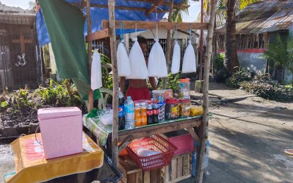 <p><strong>ENTERPRISING</strong>. A makeshift store is set up near the entrance of the Tacloban City Old Cemetery in this photo taken on Thursday (Oct. 27, 2022). For some enterprising individuals living near the city’s oldest and biggest cemetery, the observance of “Undas” is the best time of the year.<em> (PNA photo by Sarwell Meniano)</em></p>
