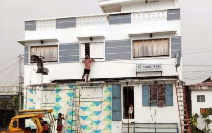 <p><strong>PRE-DISASTER.</strong> Residents of Catanduanes board up houses and establishments as a precautionary measure against Tropical Storm Paeng on Friday (Oct. 28, 2022). Catanduanes is under Tropical Cyclone Wind Signal No. 2 <em>(Contributed photo)</em></p>