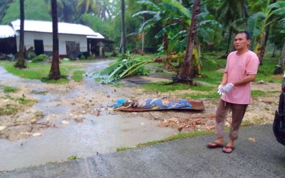 <p><strong>FLOOD FATALITY</strong>. A rescue volunteer helps recover the remains of a resident in Datu Odin Sinsuat, Maguindanao, on Friday (Oct. 28, 2022). The victim, one of the 31 fatalities recorded so far, was fished out of the rubble in Barangay Tanuel, Datu Odin Sinsuat, Maguindanao. <em>(Photo courtesy of Nas Bangsamoro of Datu Odin Sinsuat, Maguindanao).</em></p>