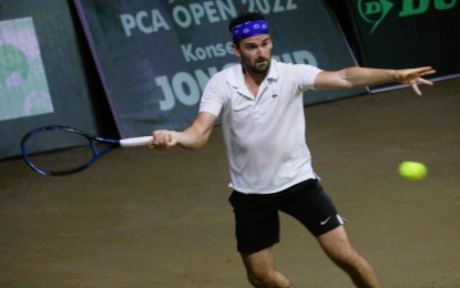 <p><strong>PCA OPEN.</strong> Guillermo Olaso of Spain makes a forehand return to second seed Jeson Patrombon during the men's singles semifinal round of the 39th Philippine Columbian Association (PCA) Open Tennis Championships at the PCA indoor shell court in Plaza Dilao, Paco, Manila on Friday (October 28, 2022). Olaso won, 7-5, 6-2, to advance the final round.<strong> </strong><em>(PNA photo by Avito Dalan) </em></p>