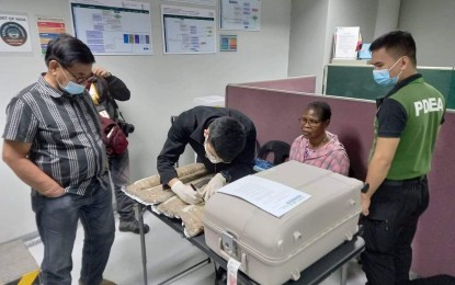 <p><strong>CAUGHT.</strong> Anti-narcotics operatives account for the PHP56.7 million worth of shabu found in the luggage of Rose Alex Moi at the NAIA Terminal 3 in Pasay City on Friday (Oct. 28, 2022). The contraband was found in the suspect's luggage after it underwent examination. (Photo courtesy of PDEG)</p>