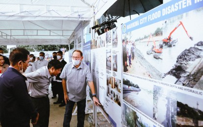 <p><strong>INSPECTION.</strong> President Ferdinand R. Marcos Jr. leads the site inspection of the Department of Human Settlements and Urban Development (DHSUD) Land Development and Housing Project in Barangay Nangka, Marikina on Oct. 28, 2022. The undertaking is among the first under the Marcos administration's flagship Pambansang Pabahay para sa Pilipino Program.<em> (PNA file photo by Rey Baniquet)</em></p>