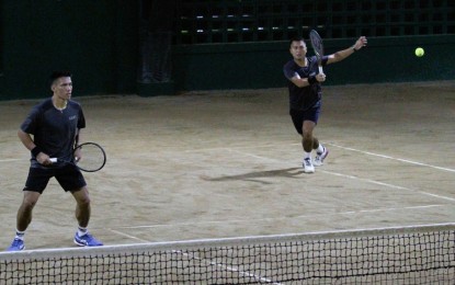 <p><strong>DOUBLES KINGS.</strong> Elbert Anasta (left) and Jeson Patrombon in action during their finals match against Jose Antonio Tria and Bryan Saarenas at the 39th PCA Open Tennis Championships in Paco, Manila on Saturday (Oct. 29, 2022). Anasta and Patrombon won, 7-5, 3-6, 10-4. <em>(PNA photo by Joseph Razon)</em></p>