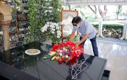 <p><strong>RESPECT.</strong> President Ferdinand R. Marcos Jr. offers flowers at his father’s tomb at Libingan ng mga Bayani in Taguig City on May 10, 2022. At the time, partial and unofficial election results showed he was way ahead in the presidential race. <em>(Courtesy of BBM Facebook)</em></p>