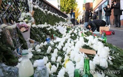 <p>A person is on his knees near Itaewon Station in Seoul on Oct. 31, 2022, in mourning of the deadly Itaewon crowd crush two days ago.<em> (Yonhap photo)</em></p>