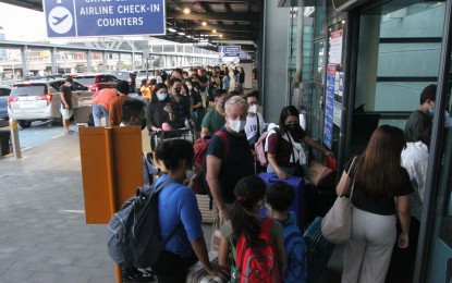 <p><strong>OVERCAPACITY.</strong> Passengers troop to Ninoy Aquino International Airport (NAIA) Terminal 3 in Pasay City on Oct. 31, 2022 during the All Saints’ Day rush to the provinces. The Department of Transportation (DOTr) is working to fast-track the privatization of NAIA to help modernize and expand the aircraft movement capacity of the country’s busiest gateway. <em>(PNA photo by Avito Dalan)</em></p>