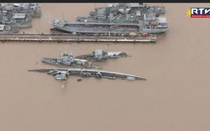 <p><strong>ALREADY DECOMMISSIONED.</strong> Three decommissioned warships of the Philippine Navy -- BRP Rajah Humabon, BRP Sultan Kudarat and the BRP Cebu -- are submerged in floods at the Naval Station Pascual Ledesma, Cavite City during the onslaught of Severe Tropical Storm Paeng on Oct. 30, 2022. The Navy said these decommissioned vessels are currently undergoing disposal process in accordance with existing policies and procedures and are likely to be sold as scrap. <em>(Screengrab from RTVM)</em></p>