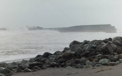 <p><strong>AGROUND</strong>. The barge that ran aground in Barangay Bangan. Botolan, Zambales on Sunday afternoon (Oct. 30, 2022). Five of its crew members were rescued on Monday (Oct. 31, 2022) while one is still missing.<em> (Photo courtesy of Botolan LGU)</em></p>