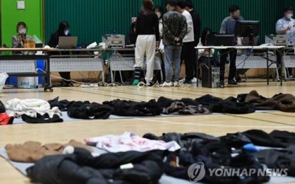 <p>Belongings of the Itaewon crowd crush victims lie in an indoor gym in Seoul's Yongsan district on Nov. 1, 2022. <em>(Yonhap)</em></p>