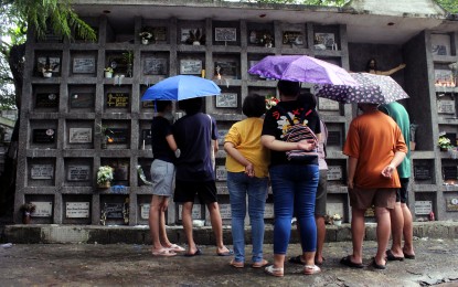 <p><strong>REMEMBERING THE DEAD.</strong> Filipinos visit their departed loved ones at the Manila South Cemetery in Makati City on Tuesday (Nov. 1, 2022). The Philippine National Police said this year's observance of Undas has been "peaceful and orderly".<em> (PNA photo by Robert Oswald P. Alfiler)</em></p>