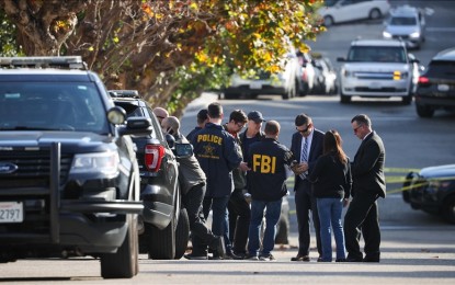 <p>Police and federal officers outside Pelosi's home in San Francisco, California. <em>(Anadolu photo)</em></p>