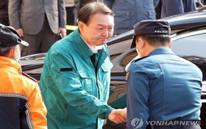 <p>ENRAGED. President Yoon Suk-yeol greets a police official after inspecting the site of the deadly crowd crush in Itaewon, Seoul, on Oct. 30, 2022.  An official said Yoon was furious after learning that police ignored several calls on the night of the stampede. (Yonhap)</p>