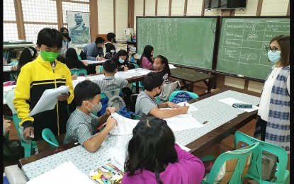 <p><strong>BACK TO SCHOOL.</strong> In-person classes resume at the Manuel Roxas Elementary School in Baguio City on Nov. 2, 2022. The Department of Education in the Cordillera Administrative Region said there are 1,964 public and private schools from Kindergarten to Grade 12 in the whole region that will implement full face-to-face classes.<em> (PNA photo courtesy of Cyrille Gaye Miranda-DepEd PAU)</em></p>