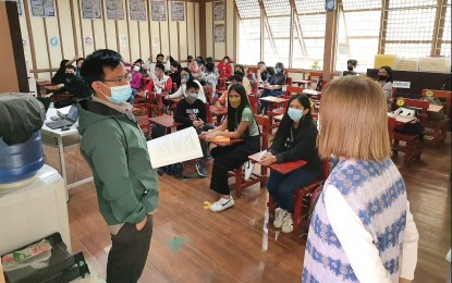 <p><strong>REMEDIES.</strong> A classroom at the Rizal Elementary School in Baguio City. Dr. Estela Cariño (standing, right), director of the Department of Education – Cordillera, said in an interview on Thursday (Nov. 3, 2022) that they are seeking remedies to overcrowding in public school classrooms, which prevents some schools from holding in-person classes.<em> (PNA photo courtesy of DepEd-Cordillera)</em></p>