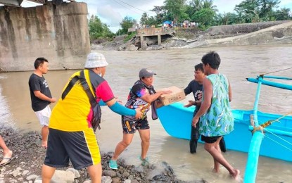 <p><strong>RELIEF SUPPORT</strong>. Relief goods are transported using a banca following the collapse of Paliwan Bridge that connects the towns of Bugasong and Laua-an in Antique province. The Department of Public Works and Highways will be constructing a temporary cut-off connection to restore mobility in the area, said DPWH Secretary Manuel Bonoan during their visit to the province on Wednesday (Nov. 2, 2022). <em>(Photo courtesy of Province of Antique FB page)</em></p>