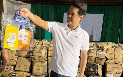 <p><br /><strong>FREE SCHOOL ITEMS</strong>. Bacolod Mayor Alfredo Abelardo Benitez checks out the school items bought by the city government for 70,735 learners in public elementary schools after these were delivered to the Bacolod City National High School gymnasium on Wednesday (Nov. 2, 2022). On Thursday, Councilor Al Victor Espino, chair of the City Council’s committee on education, led the turn-over of the school supplies to the principals of the schools. <em>(Photo from Albee Benitez Facebook page)</em></p>