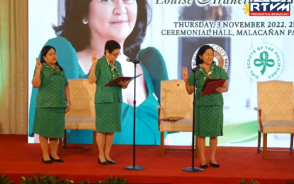 <p><strong>CHIEF GIRL SCOUT</strong>. The Girl Scout of the Philippines (GSP) names First Lady Liza Araneta-Marcos (right) as "Chief Girl Scout" during the investiture and installation ceremony held at Malacañan Palace's Ceremonial Hall on Thursday (Nov. 3, 2022). Araneta-Marcos vowed to fulfill her duty as Chief Girl Scout and help GSP achieve its goals. <em>(Screengrab from RTVM)</em></p>