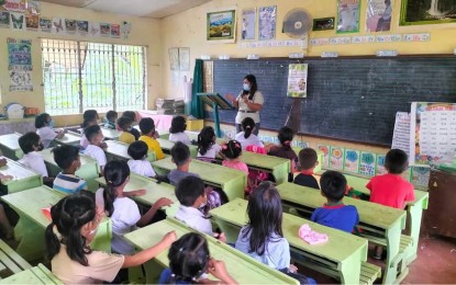 <p><strong>HYBRID LEARNING.</strong> The Department of Education is leaving the decision to school principals to choose the best learning mode during the summer months due to rising temperatures. In Negros Oriental, some schools have opted to adopt the Alternative Delivery Mode while others continue with their regular in-person classes. <em>(PNA file photo)</em></p>