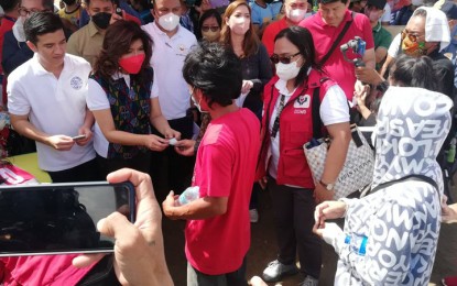 <p><strong>FINANCIAL AID.</strong> Senator Imee Marcos (with red face mask) hands over PHP5,000 financial assistance to one of the victims of Severe Tropical Storm Paeng on Friday (Nov. 4, 2022) at the evacuation center in Barangay Sta. Maria, Zamboanga City. In an interview, Marcos reiterated the need to create an agency for disaster preparedness and faster response.<em> (PNA photo by Teofilo P. Garcia Jr.)</em></p>
