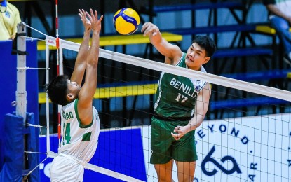 <p><strong>ON POINT.</strong> De La Salle's Vince Gerard Maglinao (left) tries to stop the College of St. Benilde's James Paul Laguit from scoring during their match in the V-League Men’s Collegiate Challenge at the Paco Arena in Manila on Friday (Nov. 4, 2022). The College of St. Benilde outlasted DLSU, 25-18, 25-20, 26-28, 23-25, 15-8 for its first win in three outings.<em> (Contributed photo)</em></p>
