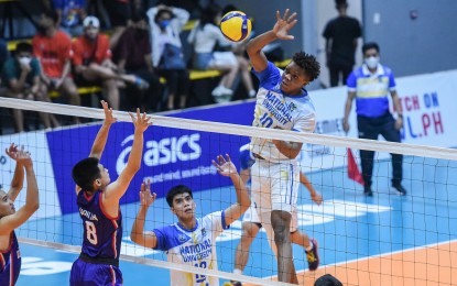 <p><strong>SMASH.</strong> Obed Mukaba of National University soars for a kill during their match against Arellano University at Paco Arena, Manila on Friday (Nov. 4, 2022). NU prevailed, 25-13, 23-25, 25-20, 25-15, for a 3-0 card.<em> (Contributed photo)</em></p>