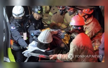 <p><strong>MIRACLE.</strong> Trapped for nine days in a collapsed mine in South Korea, a miner is being carried into a hospital on Nov. 4, 2022 after he was rescued.  Another miner has miraculously survived. <em>(Yonhap)</em></p>
