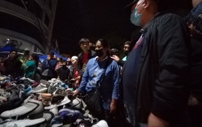 <p><strong>NIGHT STROLL.</strong> Cagayan de Oro City Mayor Rolando Uy (right) listens to the concerns of sidewalk vendors outside Cogon Public Market on Saturday night (Nov. 5, 2022). Uy said they will be treated with maximum tolerance as long as they follow rules.<em> (Courtesy of City Mayor's Office)</em></p>