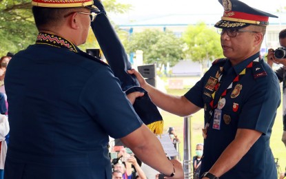 <p><strong>INTENSIFIED ANTI-CRIME DRIVE.</strong> Newly-installed PRO-13 director Brig. Gen. Pablo Labra II (right) seeks an intensified anti-criminality drive on all wanted persons in the region barely a week after his new assignment in the Caraga region. Labra was installed by PNP Chief, Gen. Rodolfo Azurin (left) on Nov. 2, 2022.<em> (Photo courtesy of PRO-13)</em></p>